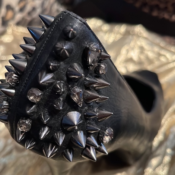 size 9 pewter/silver cones & clear stones on back 5 in heels.New tried on only - Picture 13 of 14